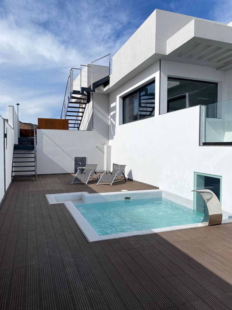 4 bedroom Villa for sale in Corralejo with pool - € 1,545,000 (Ref: 9470328)