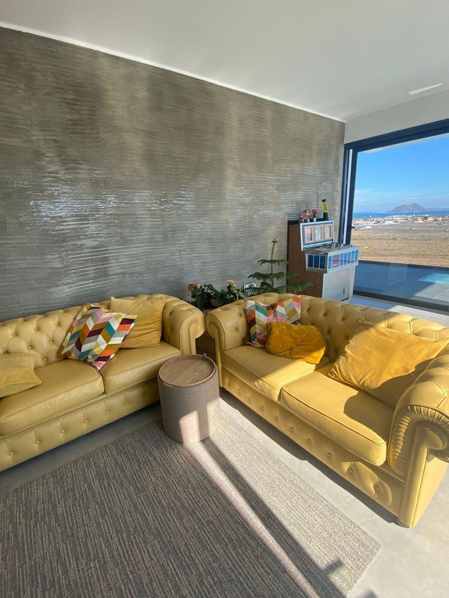 4 bedroom Villa for sale in Corralejo with pool - € 1,545,000 (Ref: 9470328)