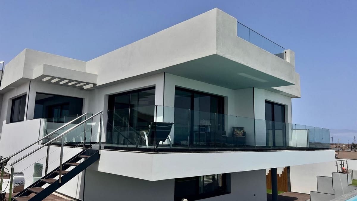 4 bedroom Villa for sale in Corralejo with pool - € 1,545,000 (Ref: 9470328)