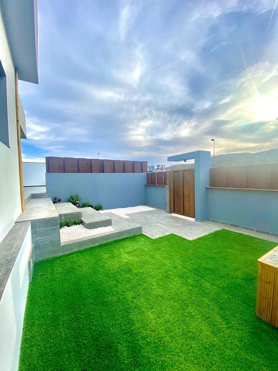 4 bedroom Villa for sale in Corralejo with pool - € 1,545,000 (Ref: 9470328)