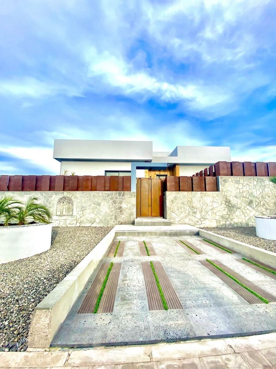 4 bedroom Villa for sale in Corralejo with pool - € 1,545,000 (Ref: 9470328)