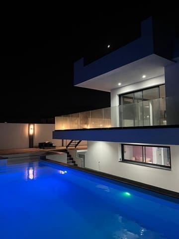 4 soveværelse Villa til salg i Corralejo, La Oliva med swimmingpool - € 1.545.000 (Ref: 9470328)