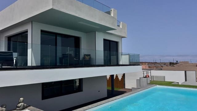4 soveværelse Villa til salg i Corralejo, La Oliva med swimmingpool - € 1.545.000 (Ref: 9470328)