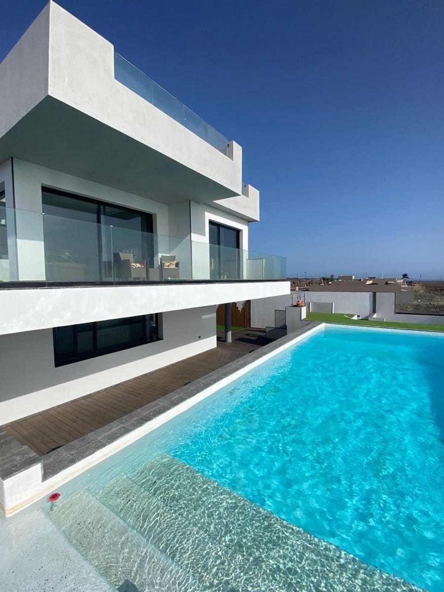 4 bedroom Villa for sale in Corralejo with pool - € 1,545,000 (Ref: 9470328)