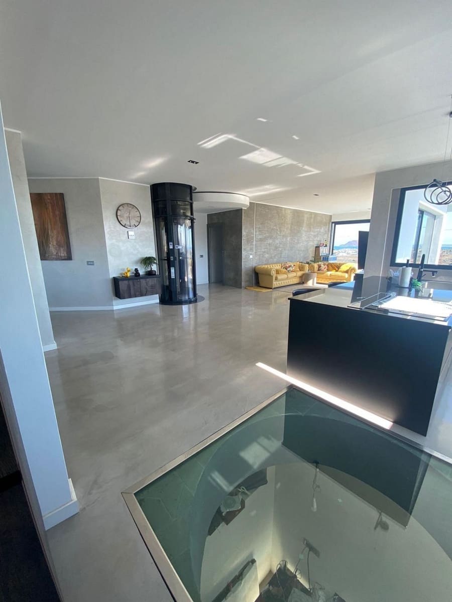 4 bedroom Villa for sale in Corralejo with pool - € 1,545,000 (Ref: 9470328)