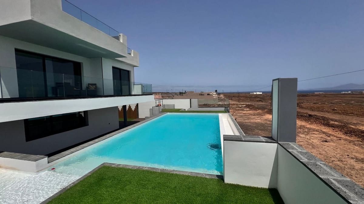 4 bedroom Villa for sale in Corralejo with pool - € 1,545,000 (Ref: 9470328)
