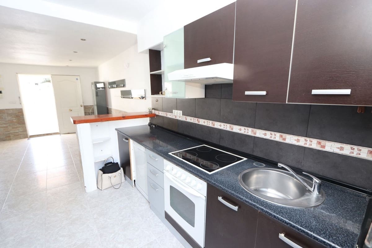 3 slaapkamer Halfvrijstaande villa te koop in Los Balcones - € 165.000 (Ref: 9481110)