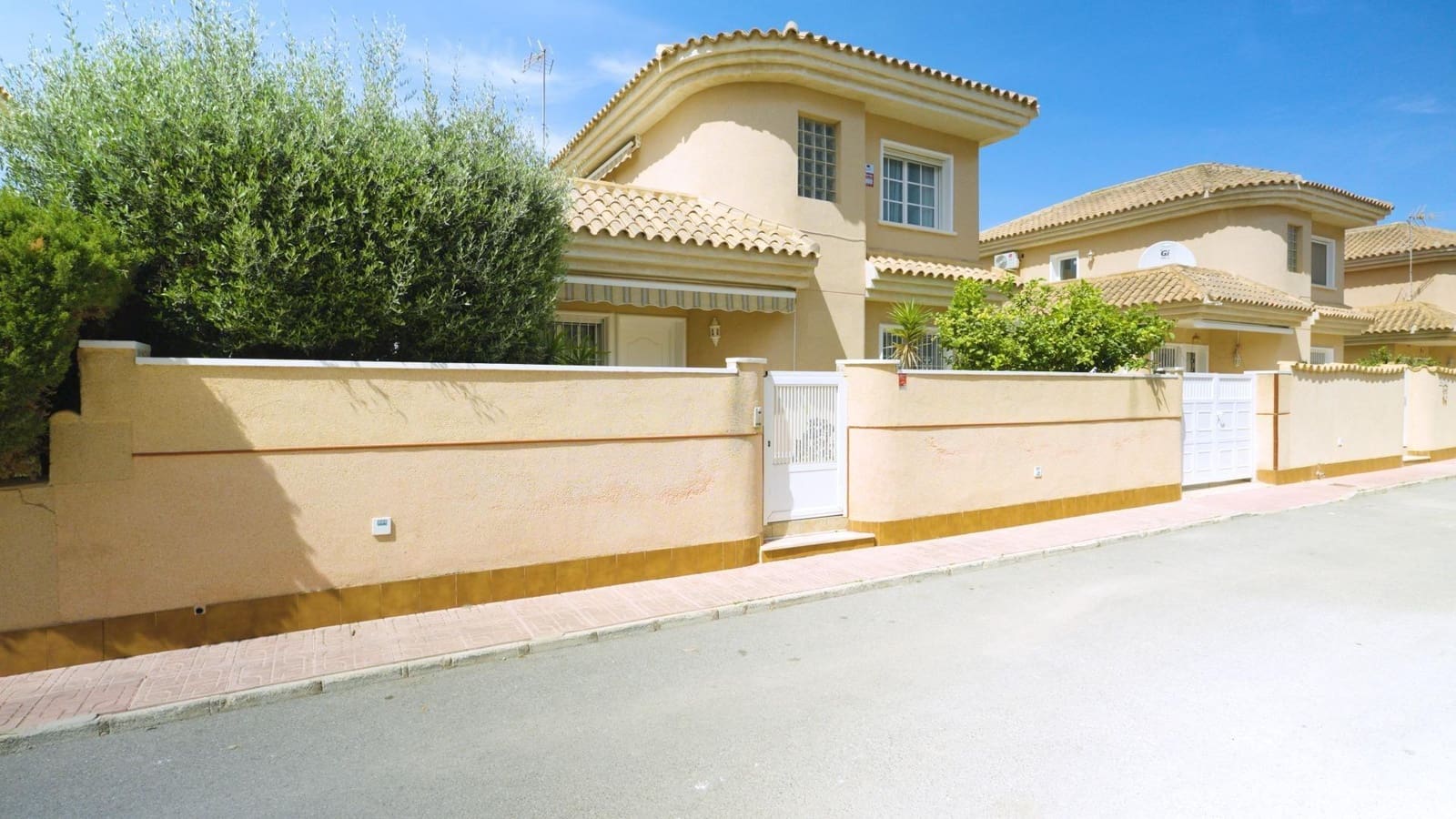 Casa de 3 habitaciones en Torrevieja en venta con piscina - 360.000 € (Ref: 9481954)