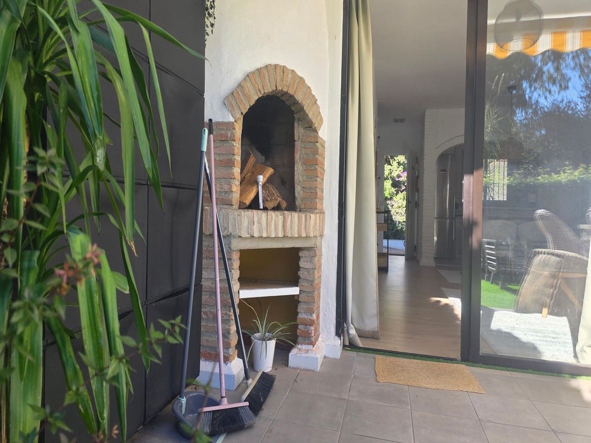 2 bedroom Townhouse for sale in Calahonda with pool - € 510,000 (Ref: 9481955)