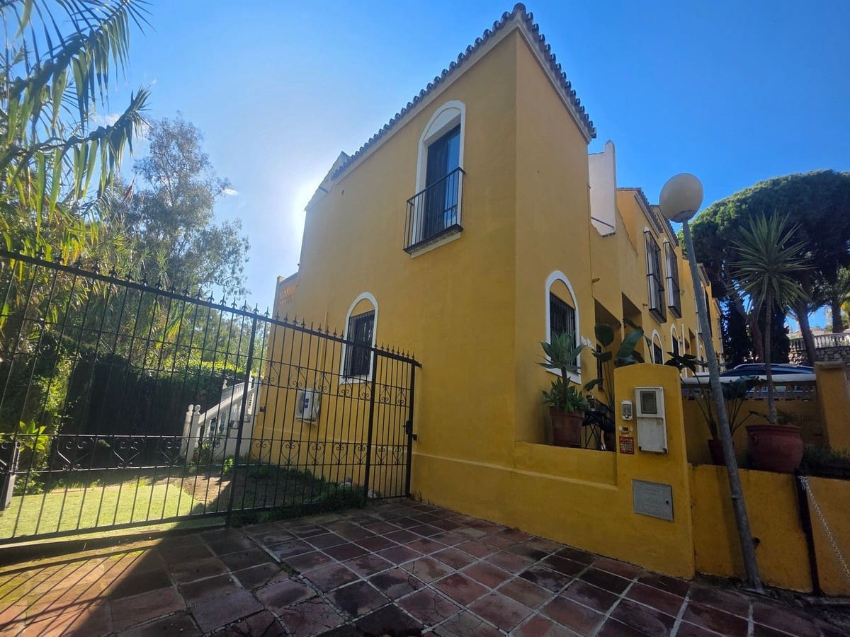 2 bedroom Townhouse for sale in Calahonda with pool - € 510,000 (Ref: 9481955)