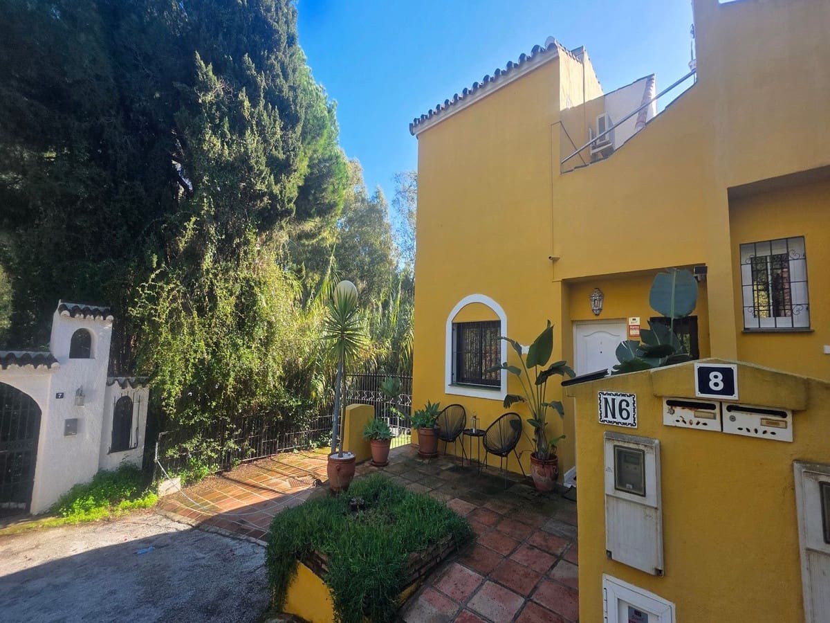 2 bedroom Townhouse for sale in Calahonda with pool - € 510,000 (Ref: 9481955)