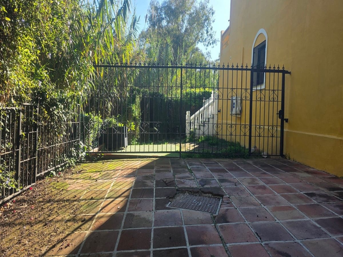 2 bedroom Townhouse for sale in Calahonda with pool - € 510,000 (Ref: 9481955)