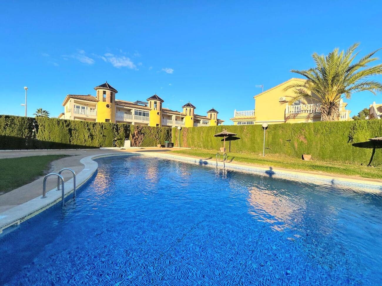 4 bedroom Townhouse for sale in Villamartin with pool garage - € 249,900 (Ref: 9498916)