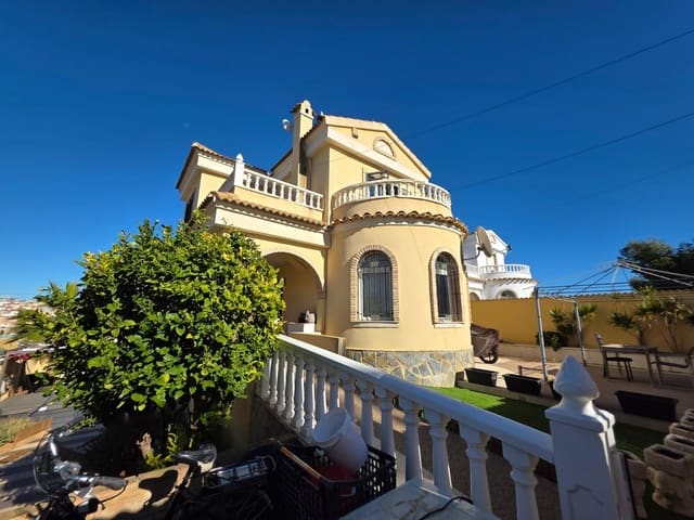 Chalet de 4 habitaciones en Villamartín - Las Filipinas, Orihuela en venta con piscina - 348.900 € (Ref: 9502134)