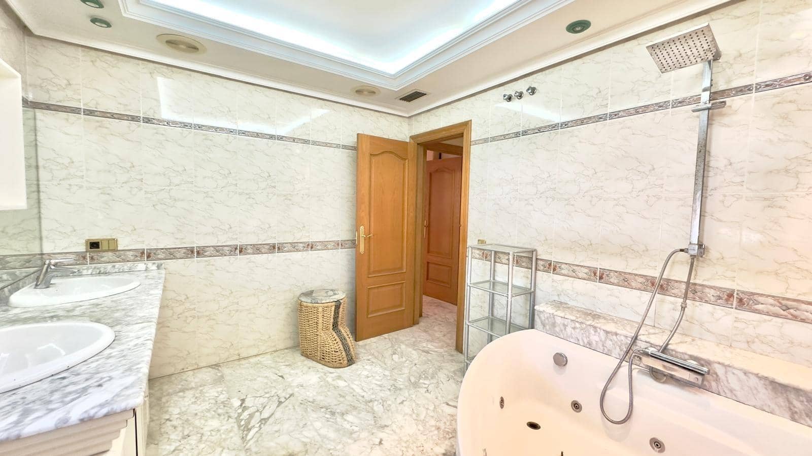 2 makuuhuone Kattohuoneisto myytävänä paikassa Torrevieja - 449 900 € (Ref: 9504023)