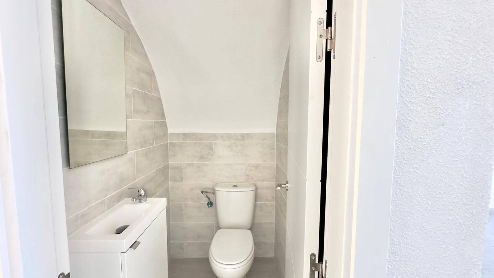 3 soveværelse Byhus til salg i Torrevieja med swimmingpool - € 249.900 (Ref: 9504024)