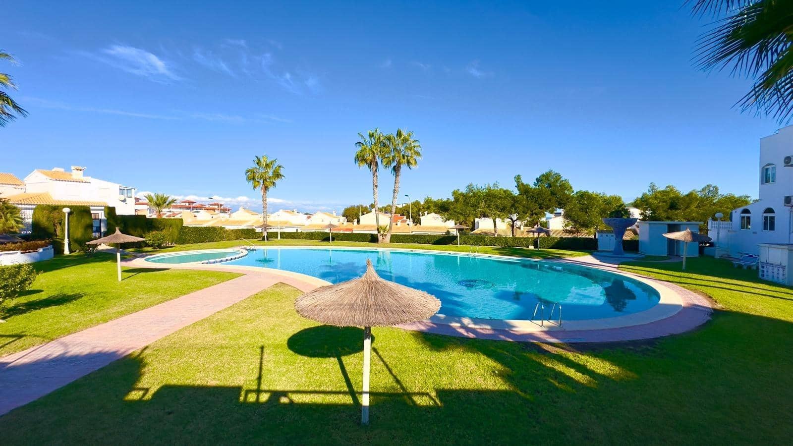 3 soveværelse Byhus til salg i Torrevieja med swimmingpool - € 249.900 (Ref: 9504024)