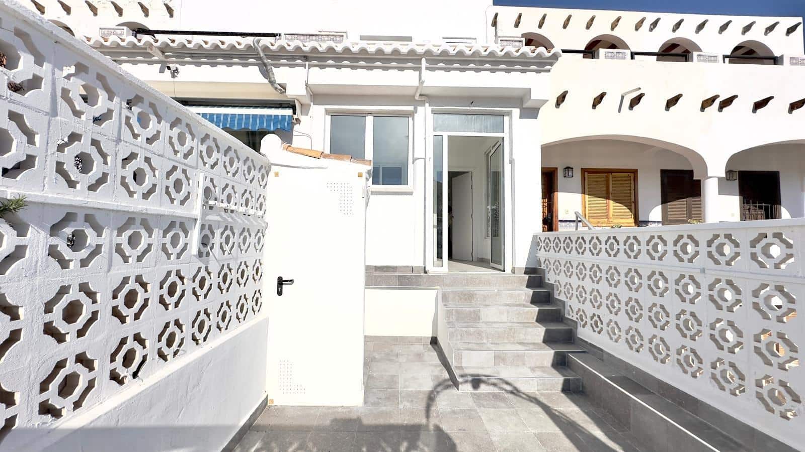 3 soveværelse Byhus til salg i Torrevieja med swimmingpool - € 249.900 (Ref: 9504024)