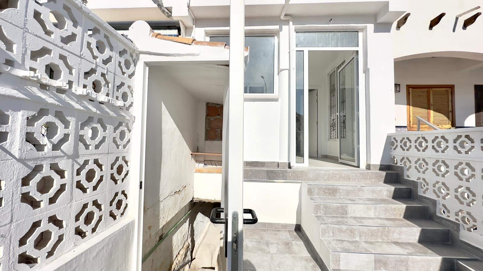 3 soveværelse Byhus til salg i Torrevieja med swimmingpool - € 249.900 (Ref: 9504024)