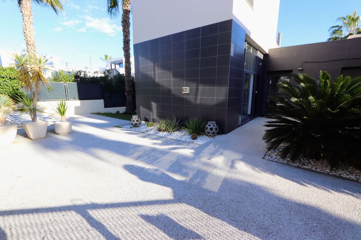 3 bedroom Villa for sale in Villamartin with pool garage - € 330,000 (Ref: 9504029)