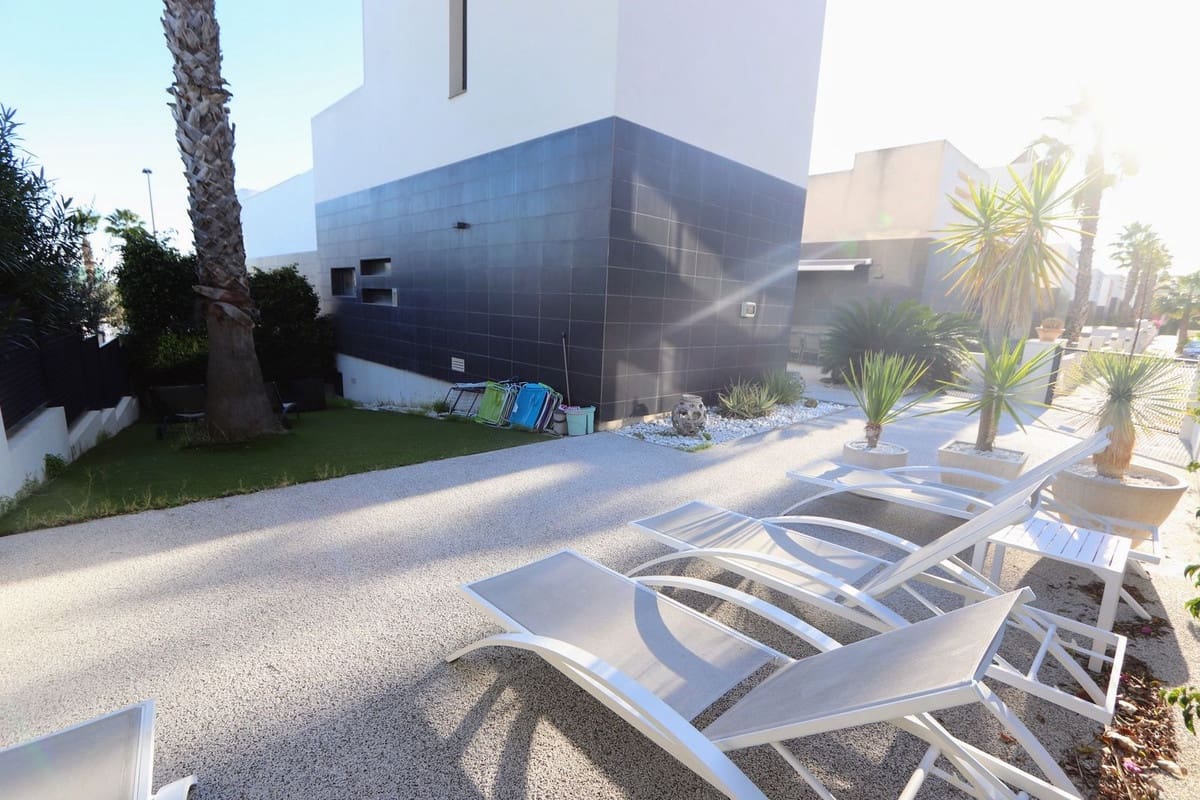 3 bedroom Villa for sale in Villamartin with pool garage - € 330,000 (Ref: 9504029)