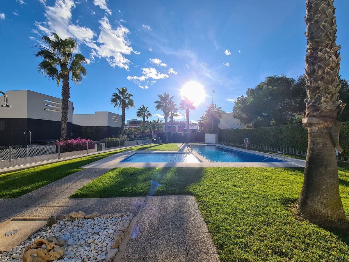 3 bedroom Villa for sale in Villamartin with pool garage - € 330,000 (Ref: 9504029)