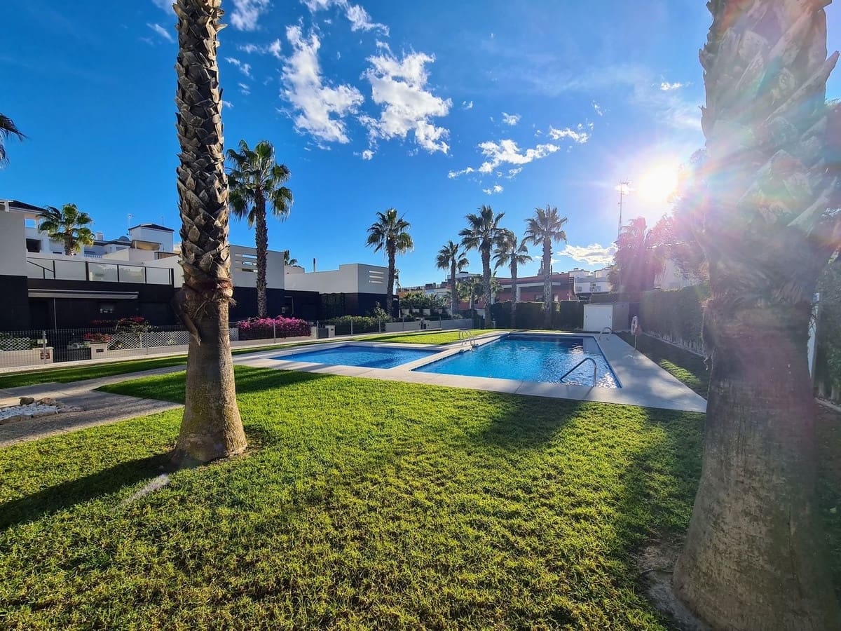 3 bedroom Villa for sale in Villamartin with pool garage - € 330,000 (Ref: 9504029)