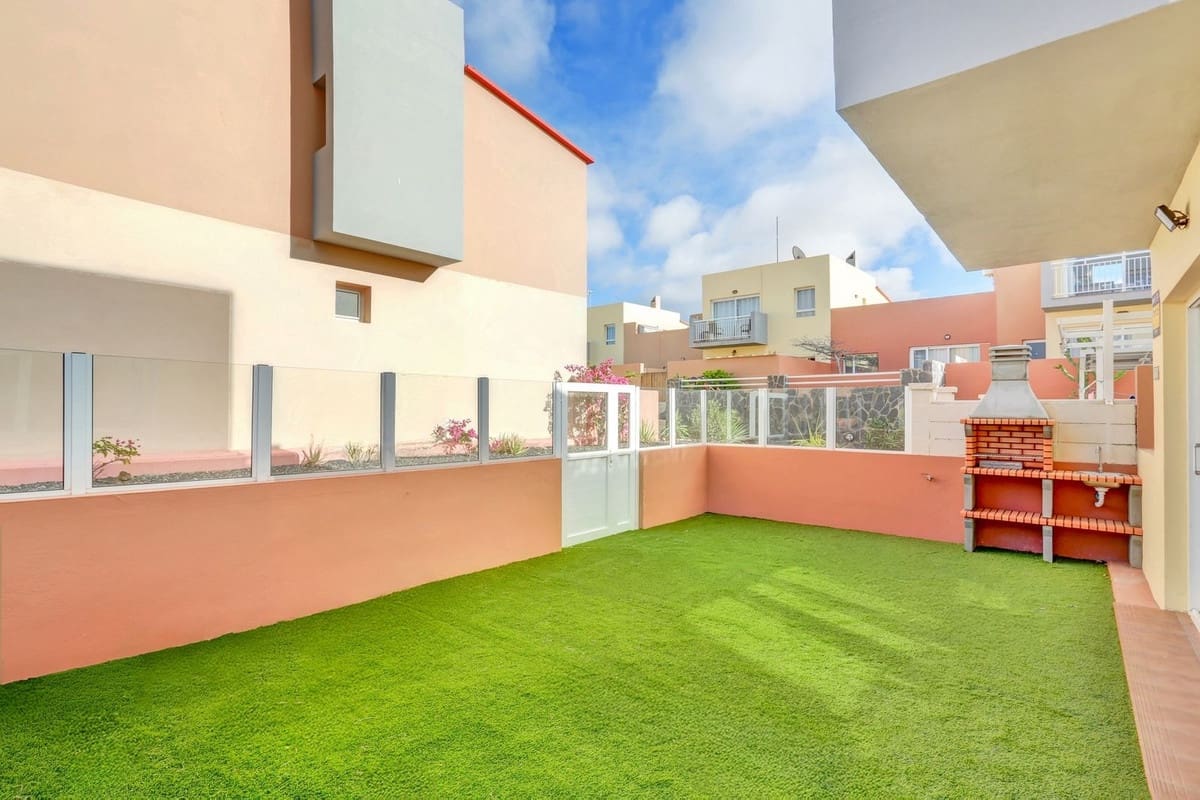 2 bedroom Apartment for sale in Corralejo with pool - € 255,000 (Ref: 9527512)