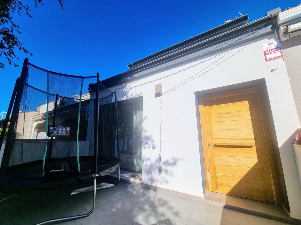 Chalet de 3 habitaciones en Pilar de la Horadada en venta - 418.000 € (Ref: 9543399)