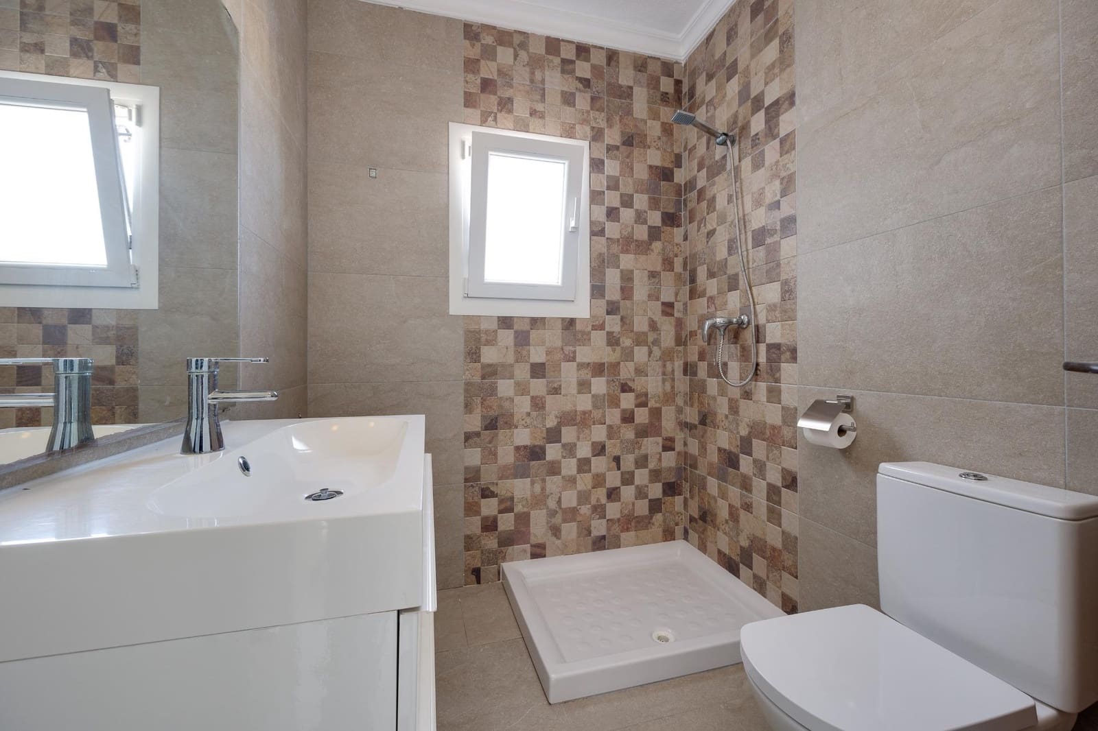 3 quarto Moradia Geminada para venda em Torrevieja com piscina - 380 000 € (Ref: 9547889)