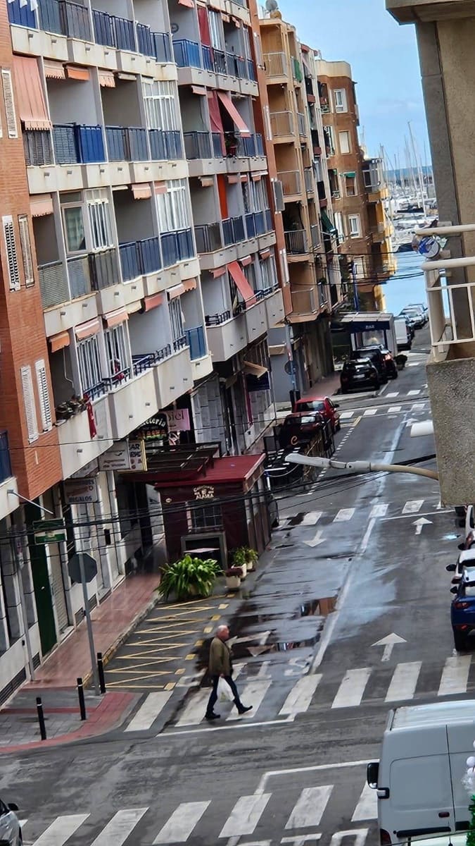 3 makuuhuone Kattohuoneisto myytävänä paikassa Torrevieja mukana uima-altaan - 167 200 € (Ref: 9557784)