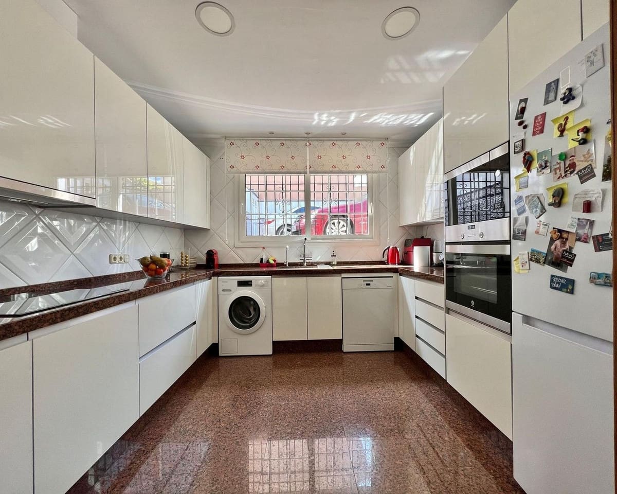 5 bedroom Villa for sale in Mijas Costa with garage - € 950,000 (Ref: 9561607)