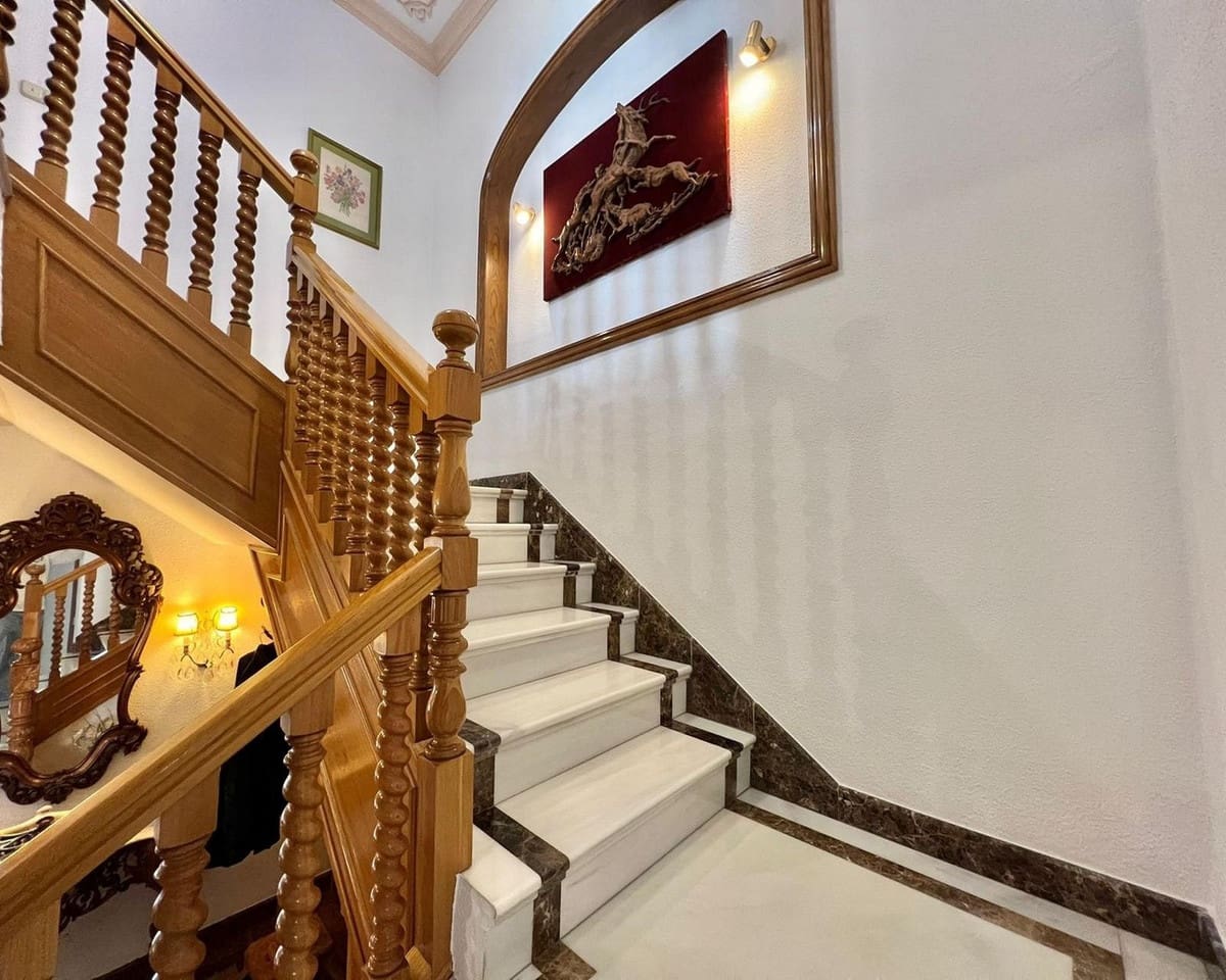 5 bedroom Villa for sale in Mijas Costa with garage - € 950,000 (Ref: 9561607)