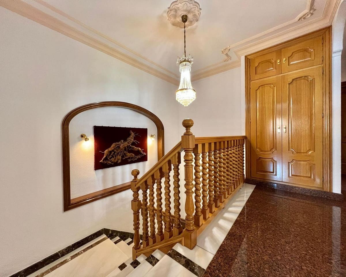 5 bedroom Villa for sale in Mijas Costa with garage - € 950,000 (Ref: 9561607)