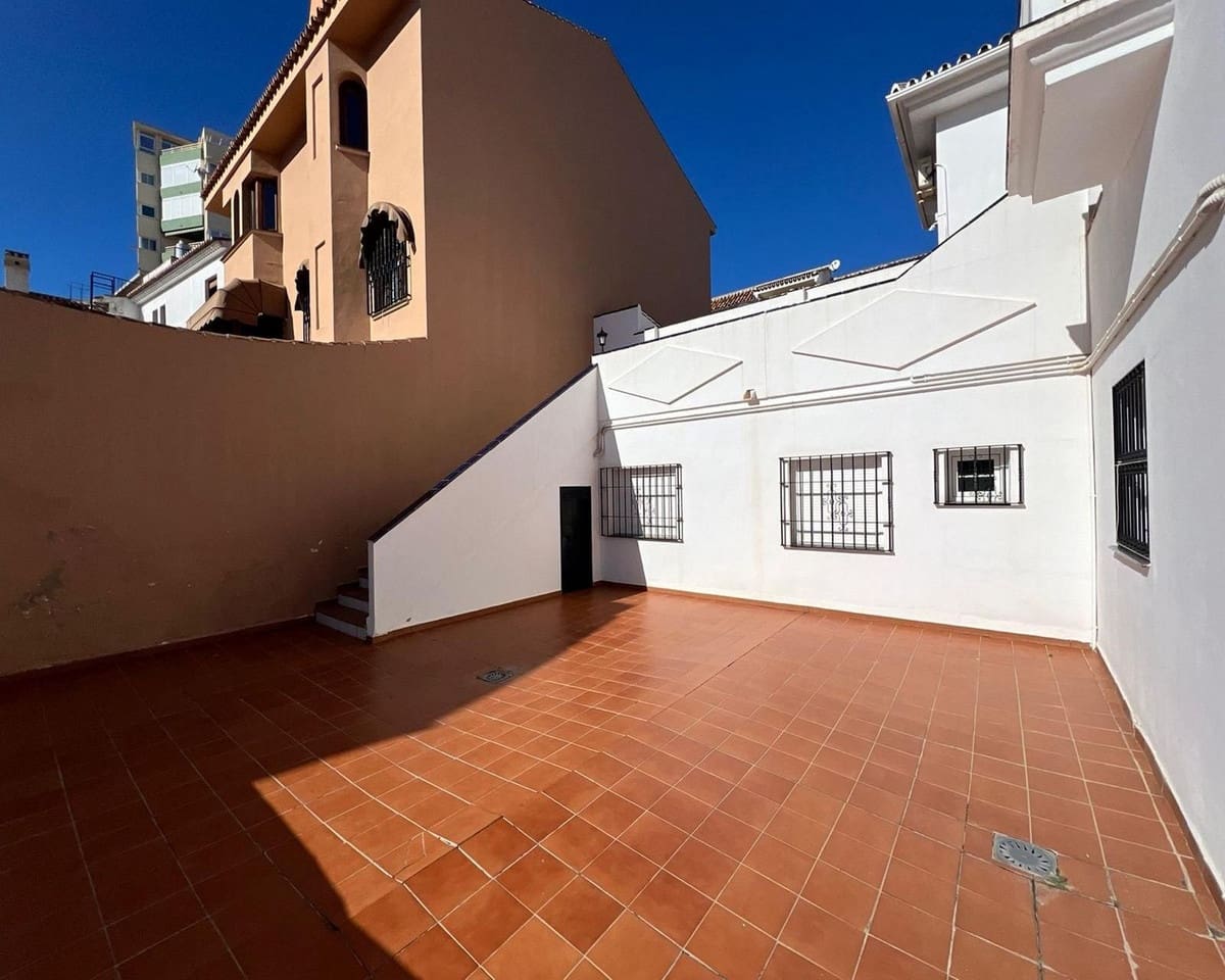 5 bedroom Villa for sale in Mijas Costa with garage - € 950,000 (Ref: 9561607)