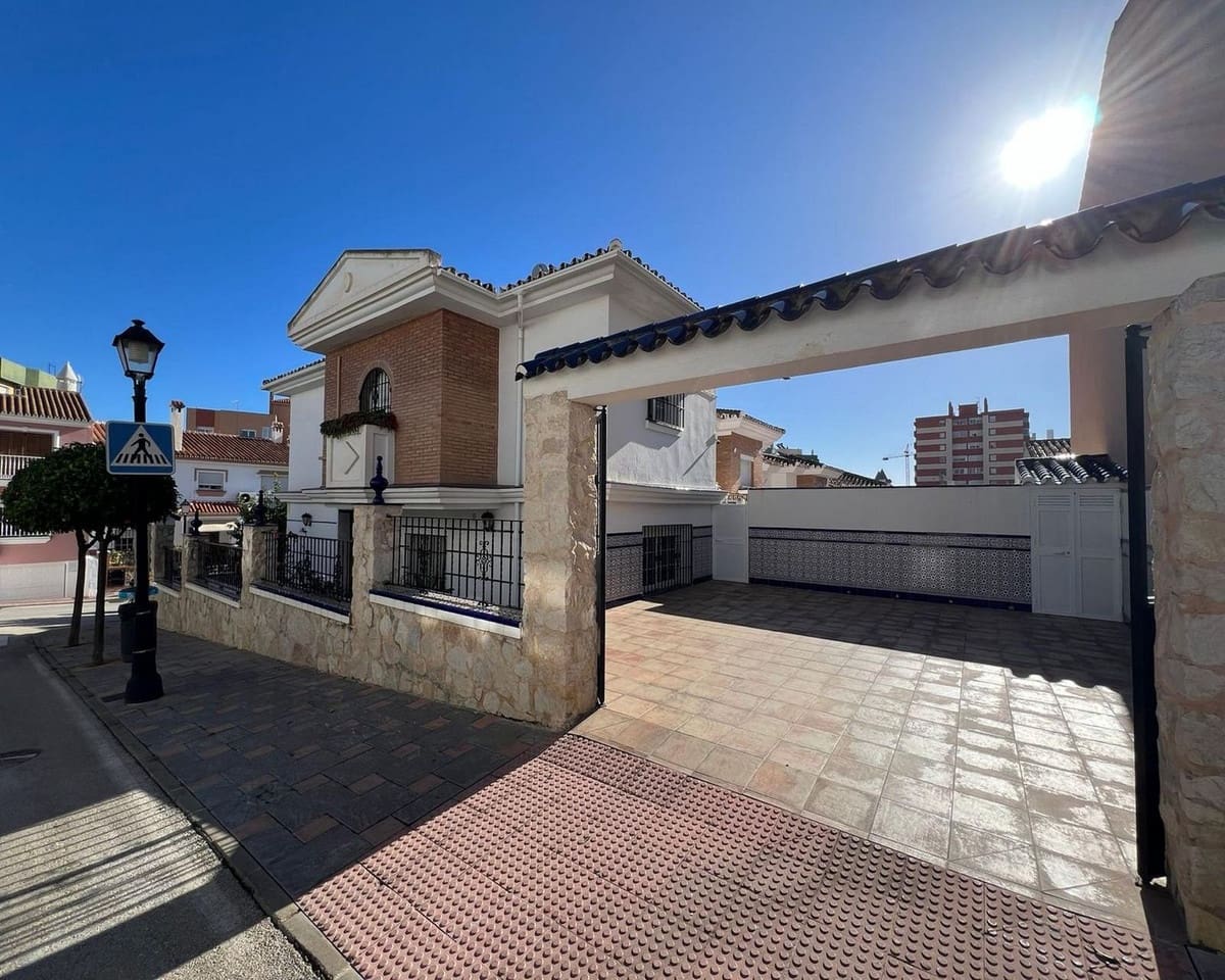 5 bedroom Villa for sale in Mijas Costa with garage - € 950,000 (Ref: 9561607)