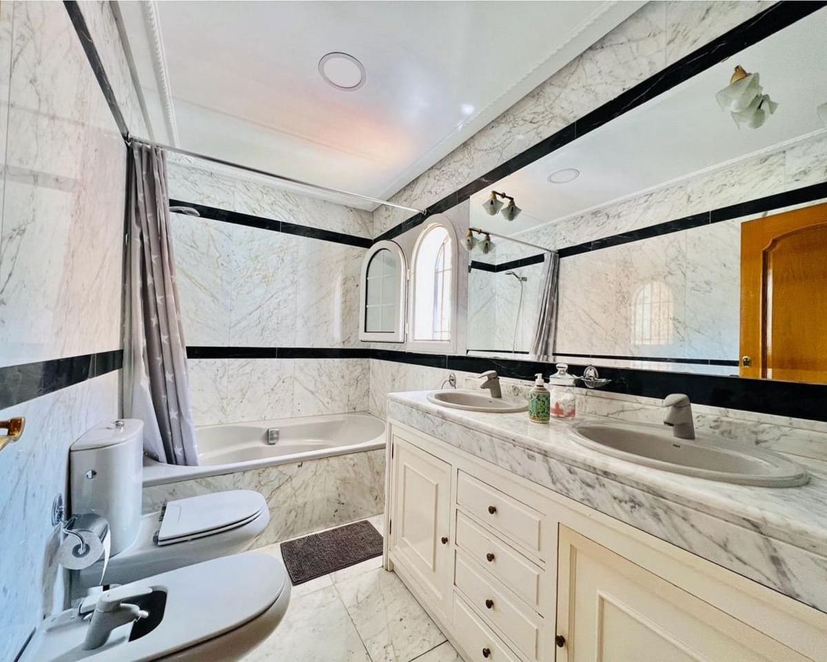 5 bedroom Villa for sale in Mijas Costa with garage - € 950,000 (Ref: 9561607)