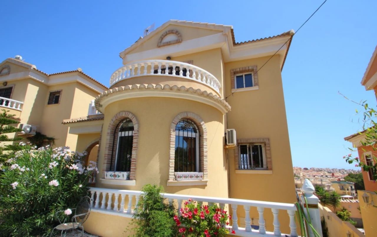 4 bedroom Villa for sale in Villamartin - € 345,000 (Ref: 9564962)