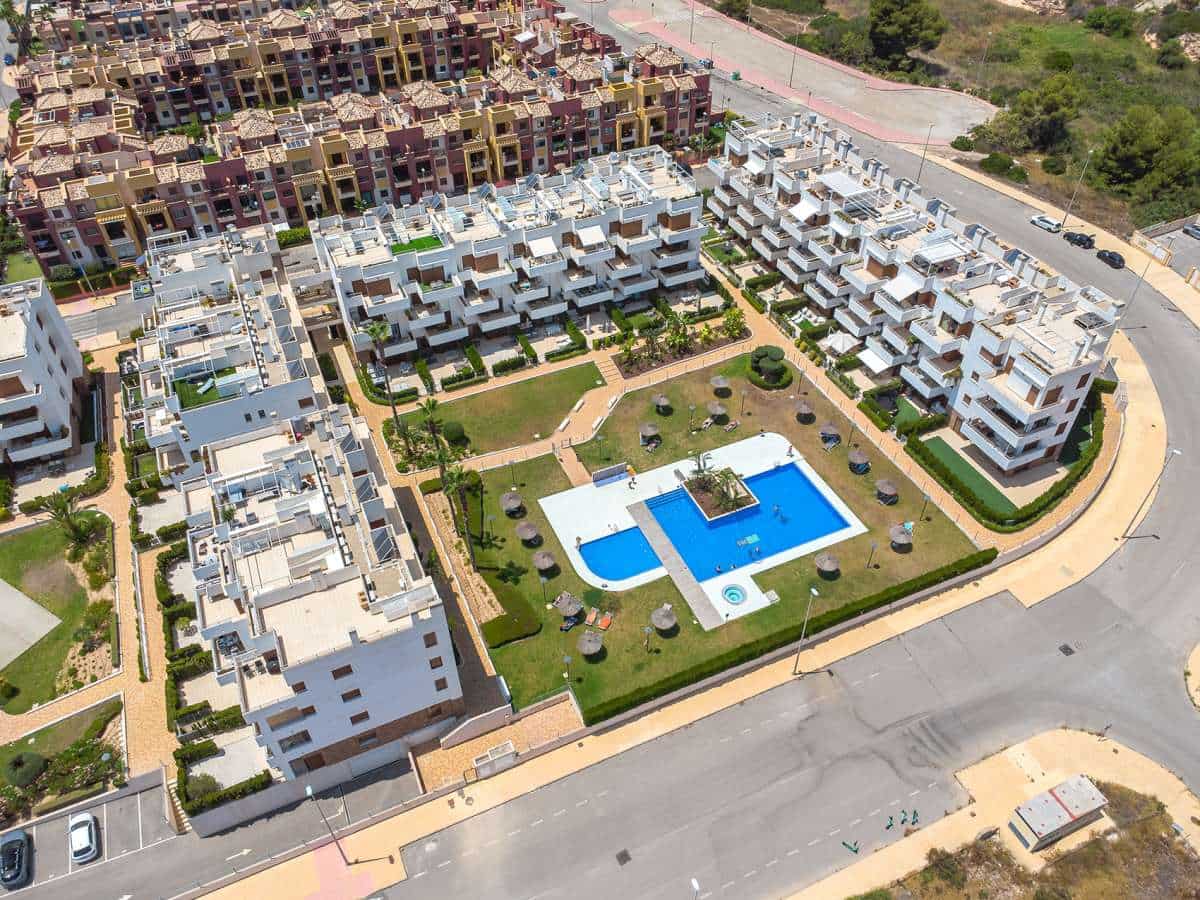 2 soveværelse Lejlighed til salg i Cabo Roig med swimmingpool garage - € 259.000 (Ref: 9564963)