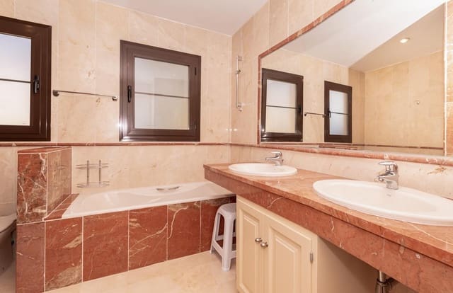 4 sovrum Lägenhet till salu i Atalaya-Isdabe, Estepona med pool - 850 000 € (Ref: 9564978)