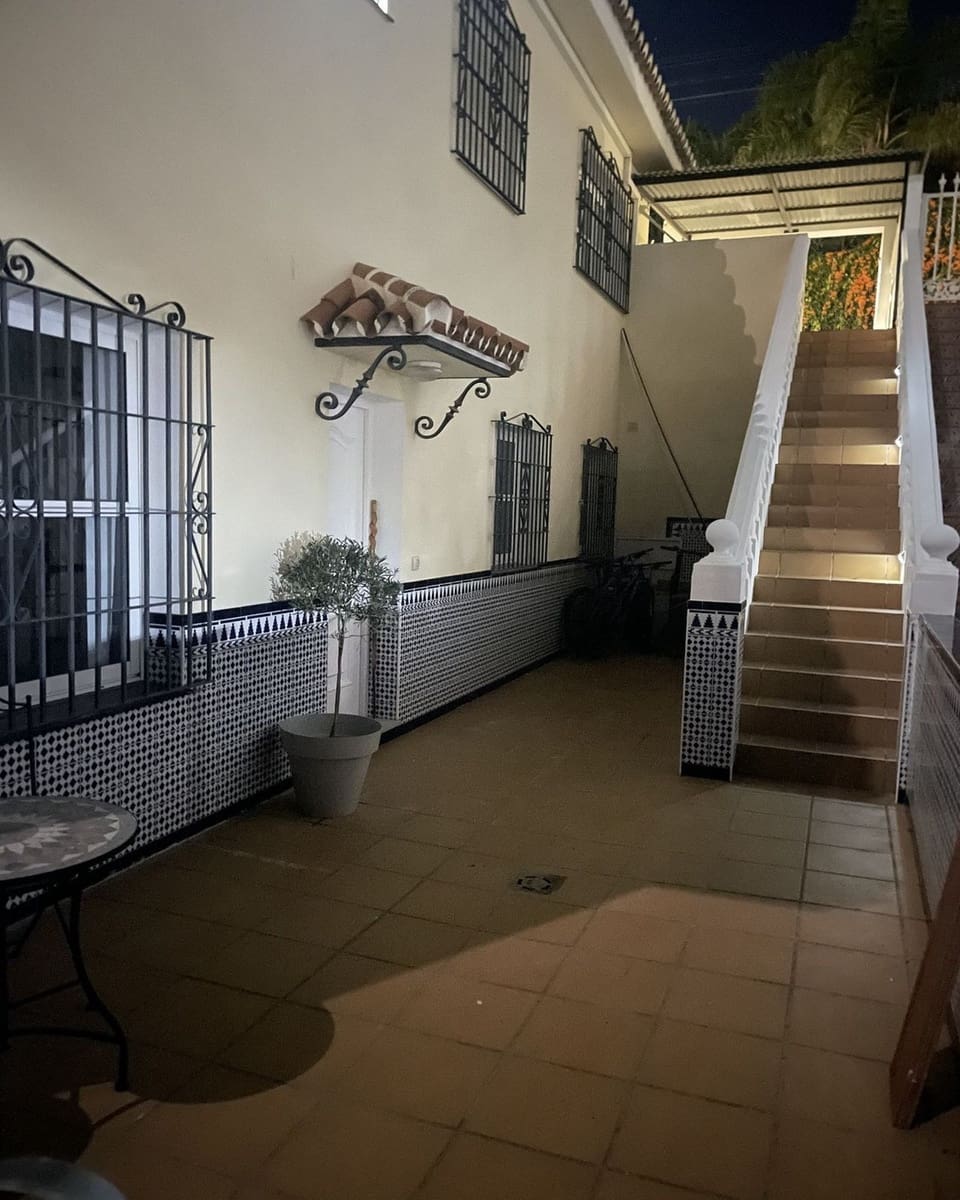 9 bedroom Villa for sale in El Coto with pool garage - € 899,000 (Ref: 9568345)