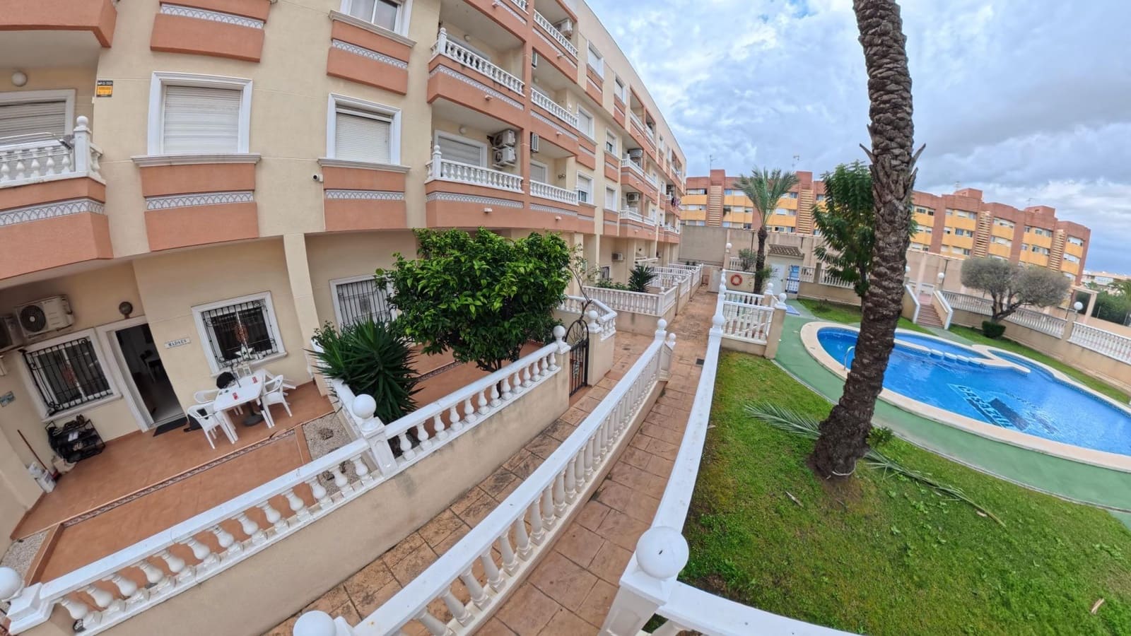 2 soverom Leilighet til salgs i Torrevieja med svømmebasseng - € 149 900 (Ref: 9570963)