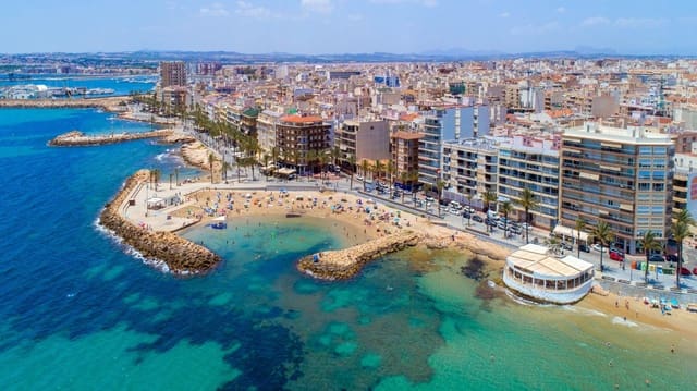 3 makuuhuone Huoneisto myytävänä paikassa Las Piscinas Naturales, Torrevieja - 190 000 € (Ref: 9591119)