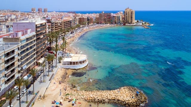 3 makuuhuone Huoneisto myytävänä paikassa Las Piscinas Naturales, Torrevieja - 190 000 € (Ref: 9591119)