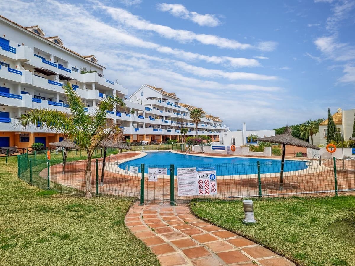2 chambre Appartement à vendre à La Duquesa / Puerto de la Duquesa avec piscine - 369 000 € (Ref: 9599402)