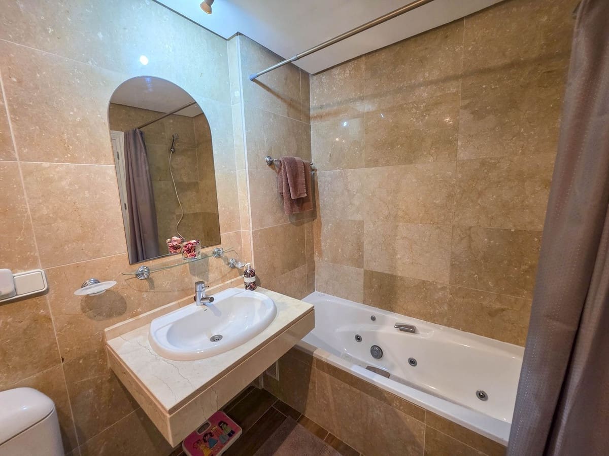2 chambre Appartement à vendre à La Duquesa / Puerto de la Duquesa avec piscine - 369 000 € (Ref: 9599402)