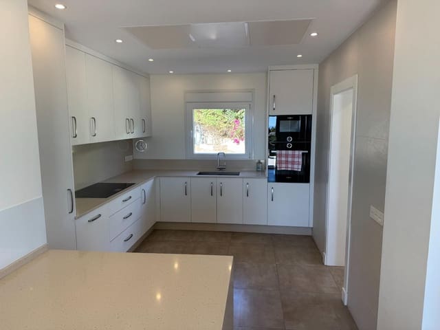 5 bedroom Villa for sale in Las Lomas, Estepona - € 1,395,000 (Ref: 9615486)