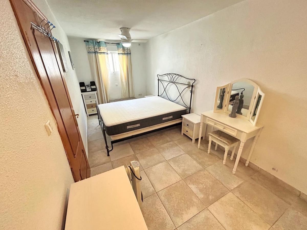 4 makuuhuone Paritalo myytävänä paikassa Villamartin mukana uima-altaan 
autotalli - 249 900 € (Ref: 9615487)