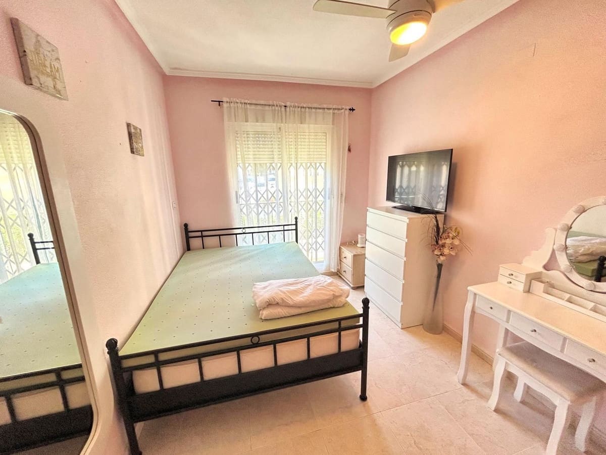 4 bedroom Semi-detached Villa for sale in Villamartin with pool garage - € 249,900 (Ref: 9615487)