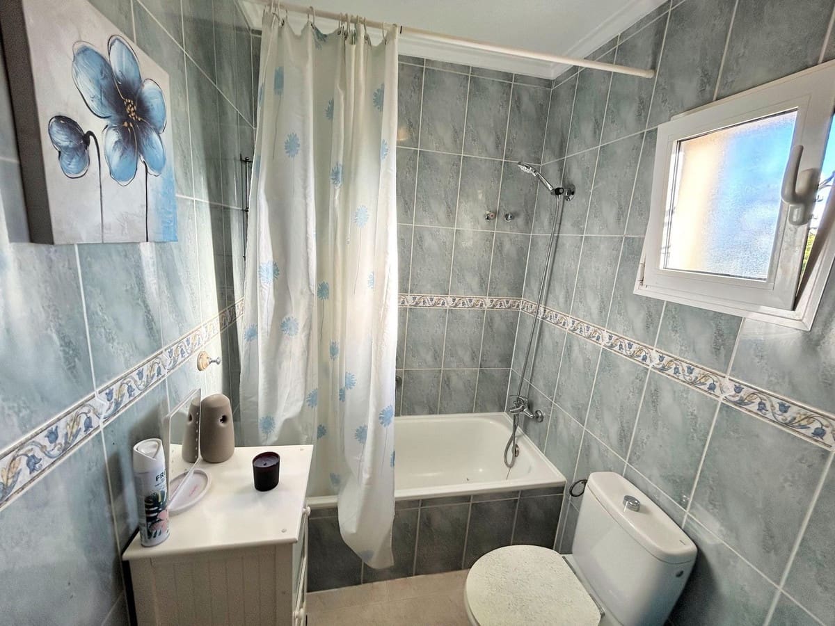 4 bedroom Semi-detached Villa for sale in Villamartin with pool garage - € 249,900 (Ref: 9615487)